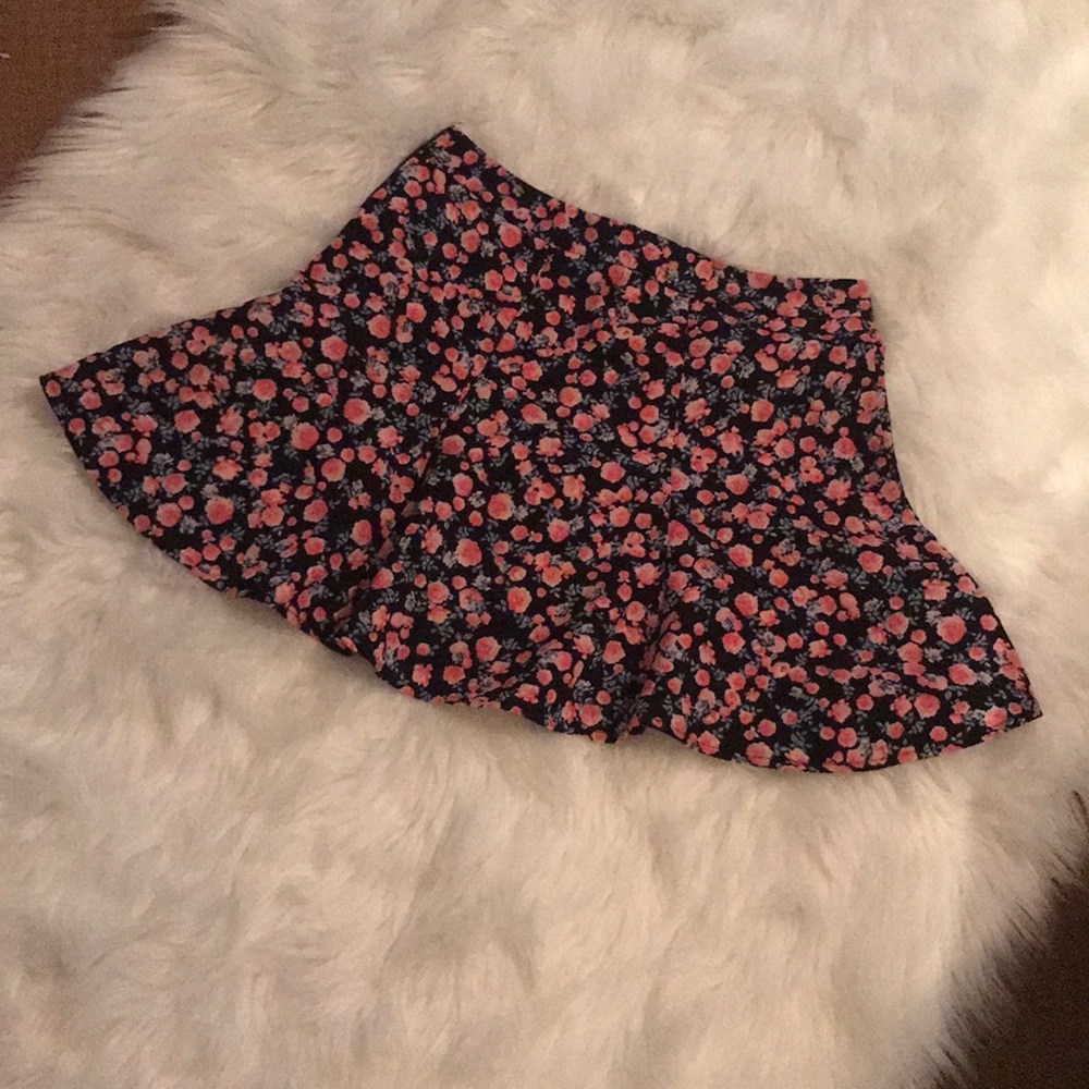 Floral, comfortable and cute above the knee skirt